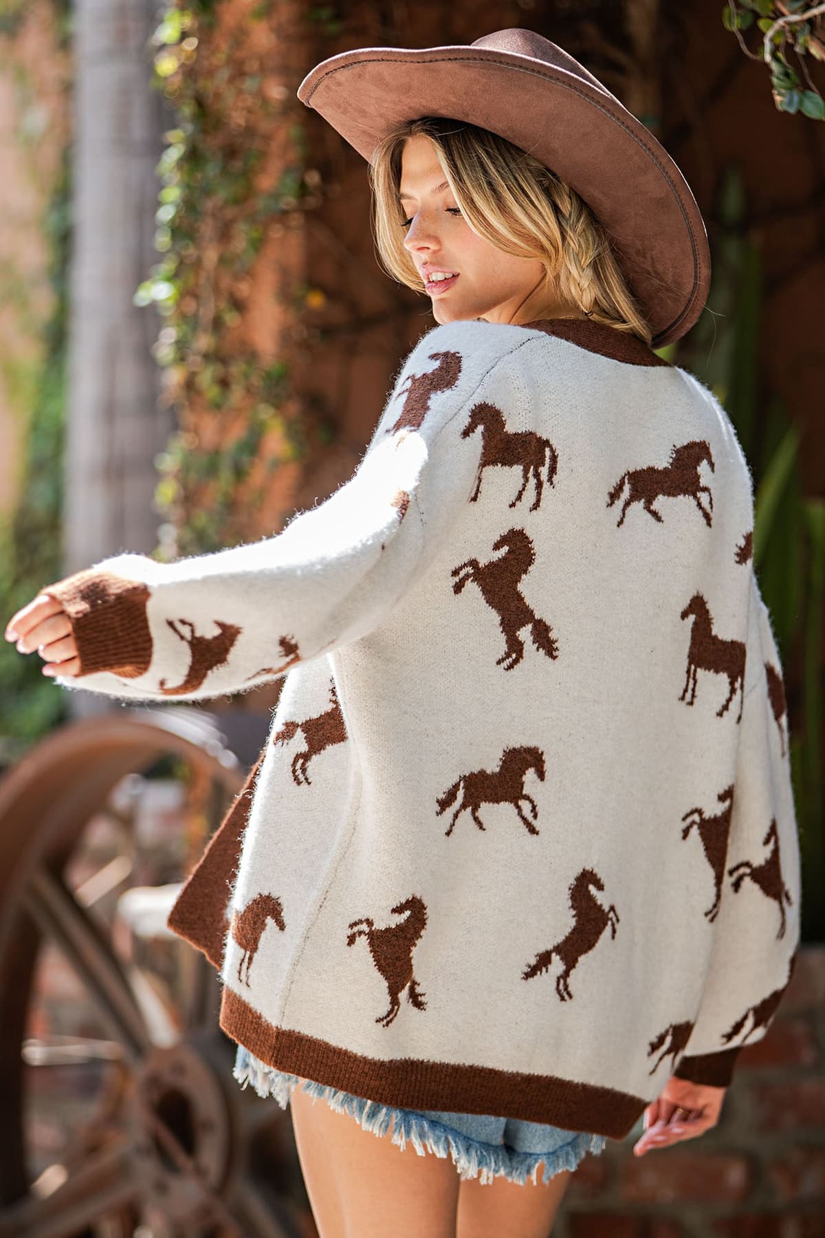 SJH15906 - CHESTNUT HORSE