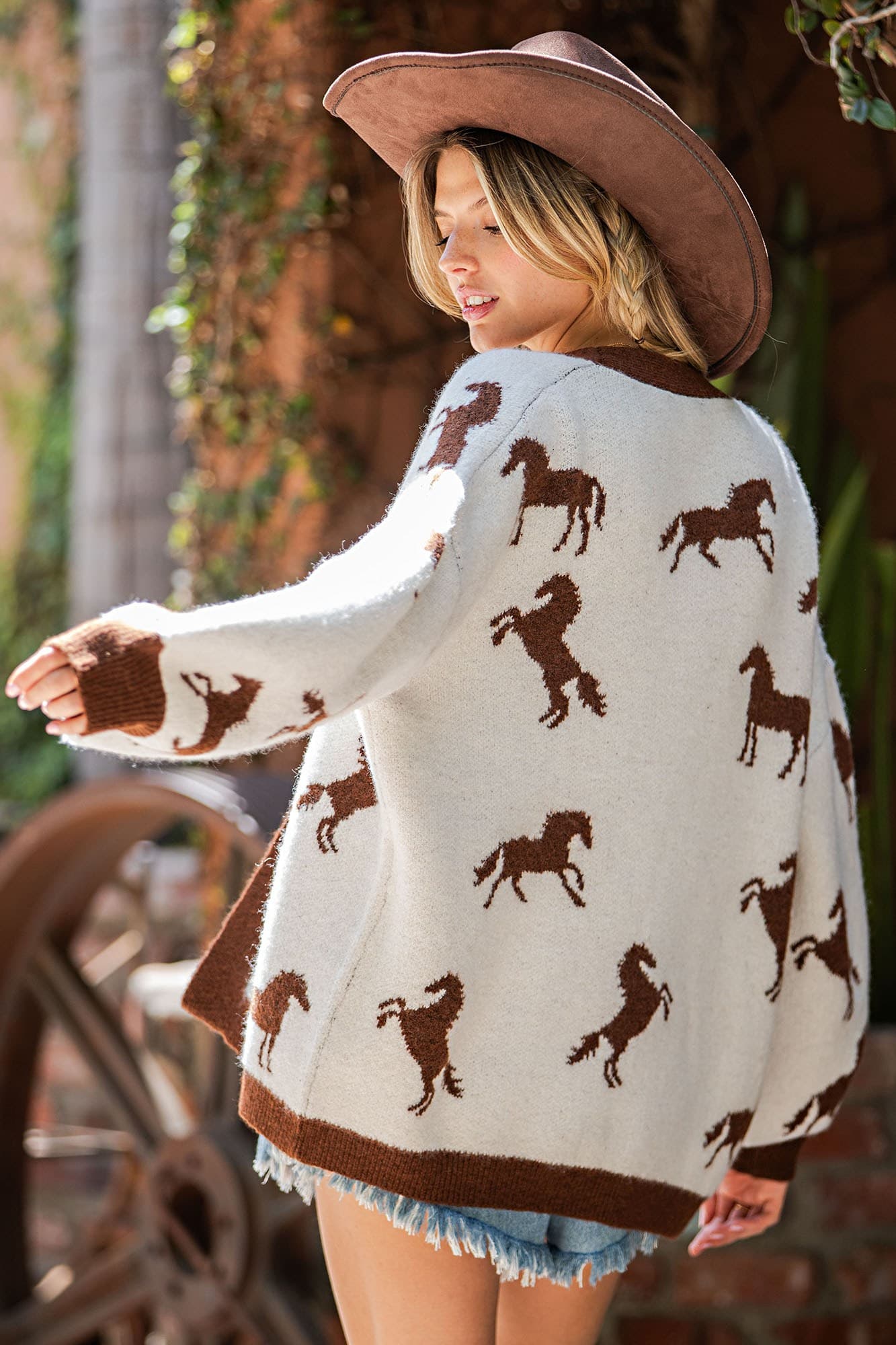 SJH15906 - CHESTNUT HORSE